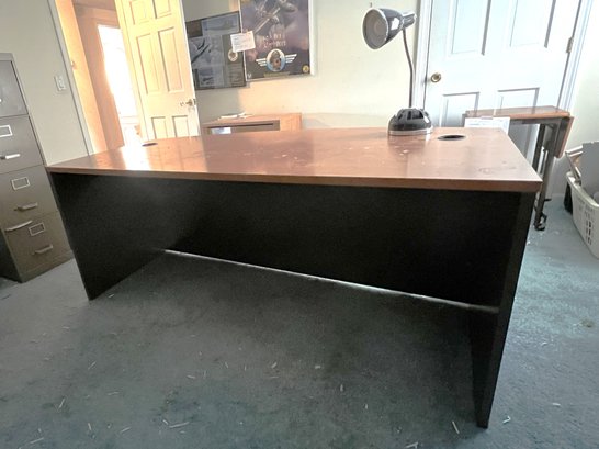 O/ Large Contemporary Office Desk, Wood Grain Top, Black Sides, No Drawers & Desk Lamp