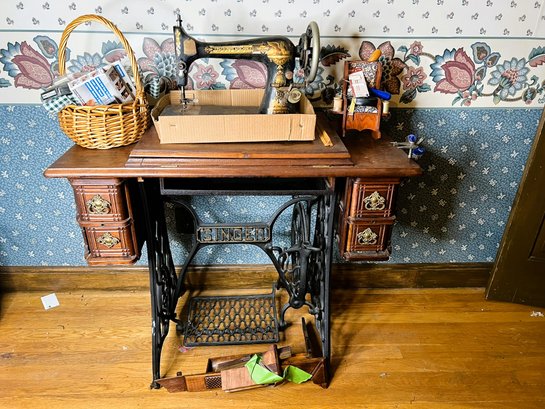 DR/ 3pcs - Vintage Singer Treadle Sewing Machine W Sewing Table, Antique Sewing Bird & Accessories