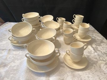 DR/ Box W 24 Pcs Vintage Wedgwood Etruria & Barlaston Ivory White Soup Bowls Saucers & Tea Cups Saucers