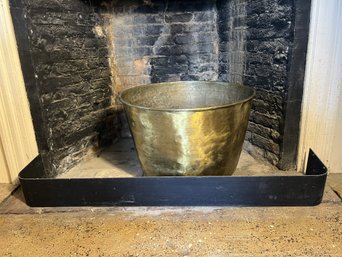 1U/ Huge Antique/vintage Brass Cauldron And Black Metal Fireplace Fender