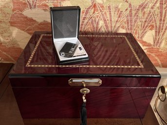 LR/ Handsome Wood Lacquer Cigar Humidor W Key, Inlaid Wood Detail On Top, Instructions & Quantum Lighter