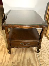 C/ Lovely Hammary Dark Wood End Table With Glass Top