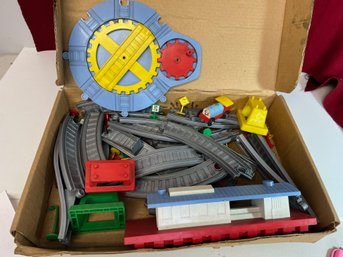 JU/ Vintage Plastic Train Playset