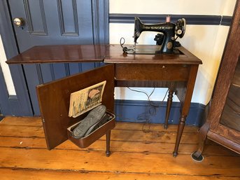 DR/ Vintage Singer Sewing Machine In Cabinet #AD675346