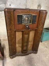 G/ Vintage Zenith Upright Radio Cabinet - Short Wave And Standard Broadcast