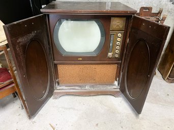 G/ Dumont Vintage Teleset TV In Cabinet