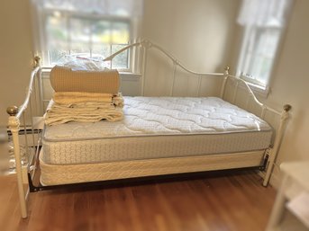 1B/ Pretty White Metal Ornate Daybed With Bedding
