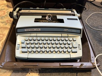 CRD1/B: Vintage Smith Corona Electric Typewriter With Case - Baby Blue Coronet Super 12