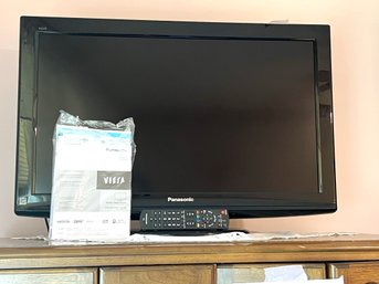 3BR/ Panasonic LCD 31' TV TC-L32C22 With Remote And Manual