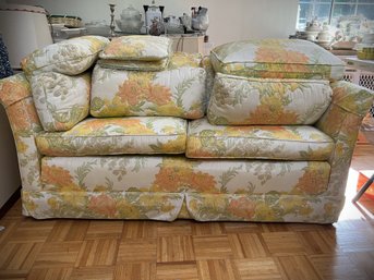 Vintage Very Pretty Floral Love Seat With 6 Cushions And 2 Throw Pillows