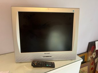 B2B/ Table Top Standing Sharp 20' Liquid Crystal Color TV #LC-20SH3U W Remote