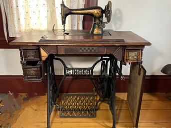 LR/ Antique Singer Treadle Sewing Machine In Cabinet