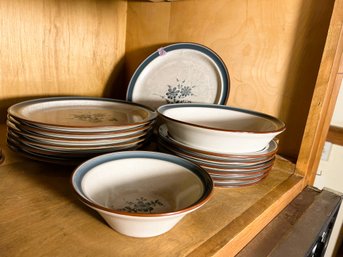 K/ Shelf 15pcs - Noritake 'Pleasure' Stoneware Dinnerware