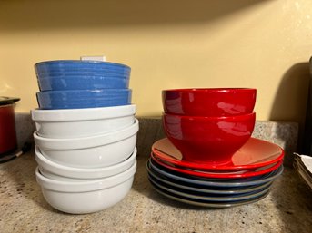 K/ Shelf 14pcs - Red White And Blue Bowls And Plates Lot