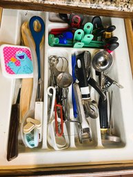 K/ Drawer Full Of Kitchen Gadgets - Ice Cream Scoops, Garlic Press, Meat Thermometer, Cheese Slicer Etc