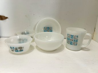 CRP8/L 5pcs: MCM Blue Heaven Atomic Dinner Ware: 1 Mug, 2 Custard Cups And 2 Cereal Bowls