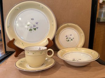 K/ 2 Bins Of Mikasa Belle Cuisine Sundew MQ302 Dinnerware For 8