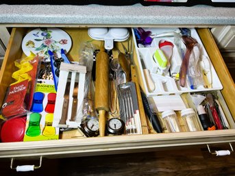 K/ Drawer Of Assorted Kitchen Items - Wood, Metal, Plastic: Nordic Ware, Chef Ware, Good Cook Etc