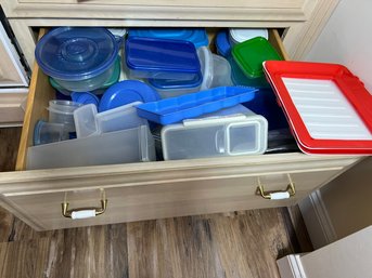 K/ Drawer Of Tupperware, Glad And Other Plastic Storage Containers In Various Sizes