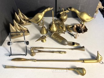 FR/ Box 16pcs - Assorted Brass Items: Sailboat Bookends, Trivet, Goose, Long Golf Club & Duck Shoe Horns Etc