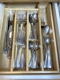 K/ 36pcs - Oneida Silverware And Caddy