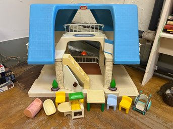 N/ 9pcs - Vintage Little Tikes Dollhouse With Accessories - A Classic!