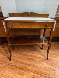 S/ 2pcs - Beautiful Vintage Wood Accent Table With Pull Out Drawer And Cream Runner