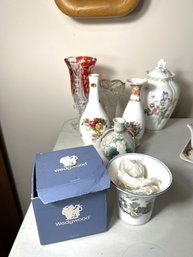 DR/ 7pcs - Beautiful Decorative Vase And Jar Lot: Wedgwood, Royal Doulton Etc