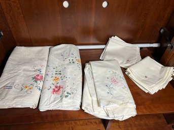 DR/ Gorgeous Vintage 3 Large Cross Stitch And Lace Tablecloths, 23 Napkins - 2 Patterns