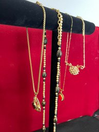 TE/ Bag 4pcs - Variety Of Gold Tone Necklaces