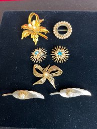 TE/ Bag 7pcs - Variety Of Gold Tone With Faux Pearls Brooches