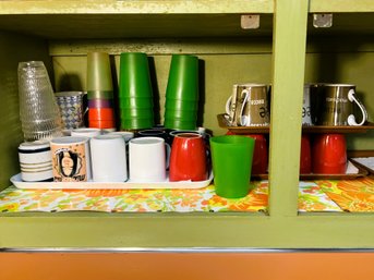 K/ 28 Pcs - Variety Of Ceramic Mugs And 17 Plastic Cups