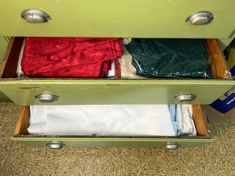 K/ 2 Drawers - Assorted Cloth Tablecloths