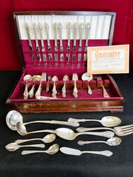 JO/ Vintage Rogers Bros 'Remembrance' Silver Plate Flatware Set And Wood Box