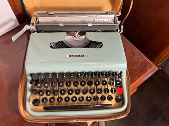 4BR/ Vintage Olivetti Lettera 22 Travel Typewriter With Case