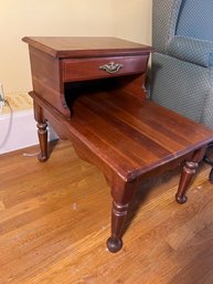 LR/ Classic Early American 2 Tier End Table With Single Drawer, Scalloped Edge, Turned Feet