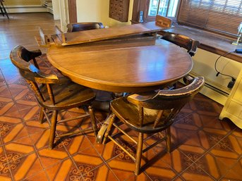 K2/ 7pcs - Vintage Colonial Style Round Wood Dining Table With 2 Leaves And 4 Plymwood Furniture Chairs