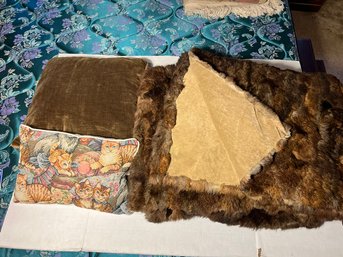 4BR/ Bag 3pcs - Antique Fur Auto Or Carriage Blanket And Two Accent Pillows
