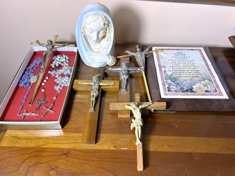 2D/ Box 10pcs - Religious Pieces: Madonna And Child, Rosaries, Crucifixes Etc