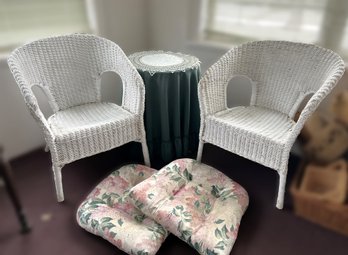 P/ 3pcs - 2 Wicker Chairs With Floral Cushions And Small Side Table With Glass Topper