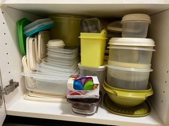 K/ Shelf W Lots Of Assorted Plastic Food Storage Containers - Tupperware & More