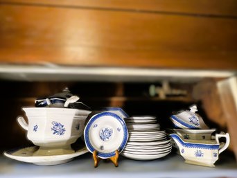 K/ Shelf 39pcs - Wedgwood 'Springfield' Georgetown Collection: Beautiful Blue & White Dinnerware For 6