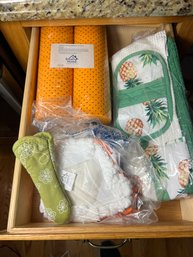 K/ Drawer 4pcs - Dusting/Cleaning And Oven Mitt And 2 Rolls Of New 'Shammies'