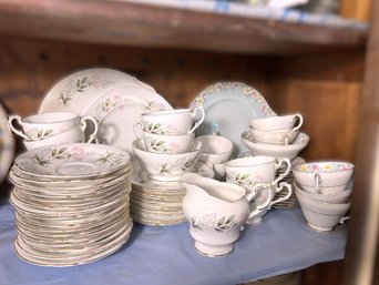 K/ Shelf - 2 Paragon Fine Bone China Sets: 'To Her Majesty The Queen' And 'Vislacia' Patterns