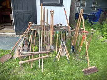 SH/ 35 Asstd Yard Tools - Shovels, Rakes, Pick Axes, Loppers, Pitch Forks, Post Hole Digger, Sledge Hammer Etc