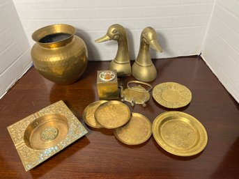 LR/ 11 Beautiful Brass Decor Lot: Coasters, Ashtray, Key Holder, Hammered Vase And More