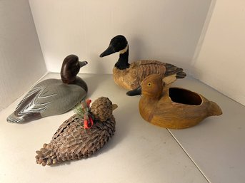 1BR/ 4pcs - Decorative Ducks Of Various Materials - Wood, Pine Cones, Ceramic