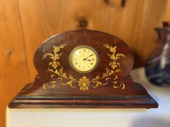 DR/ Vintage/Antique Wooden Mantel Clock