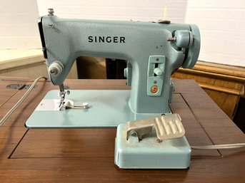 M/ MCM Green Singer Sewing Machine 285J In A Cabinet With Foot Pedal