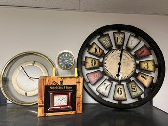 B/ 4pcs - Wall And Table Clocks